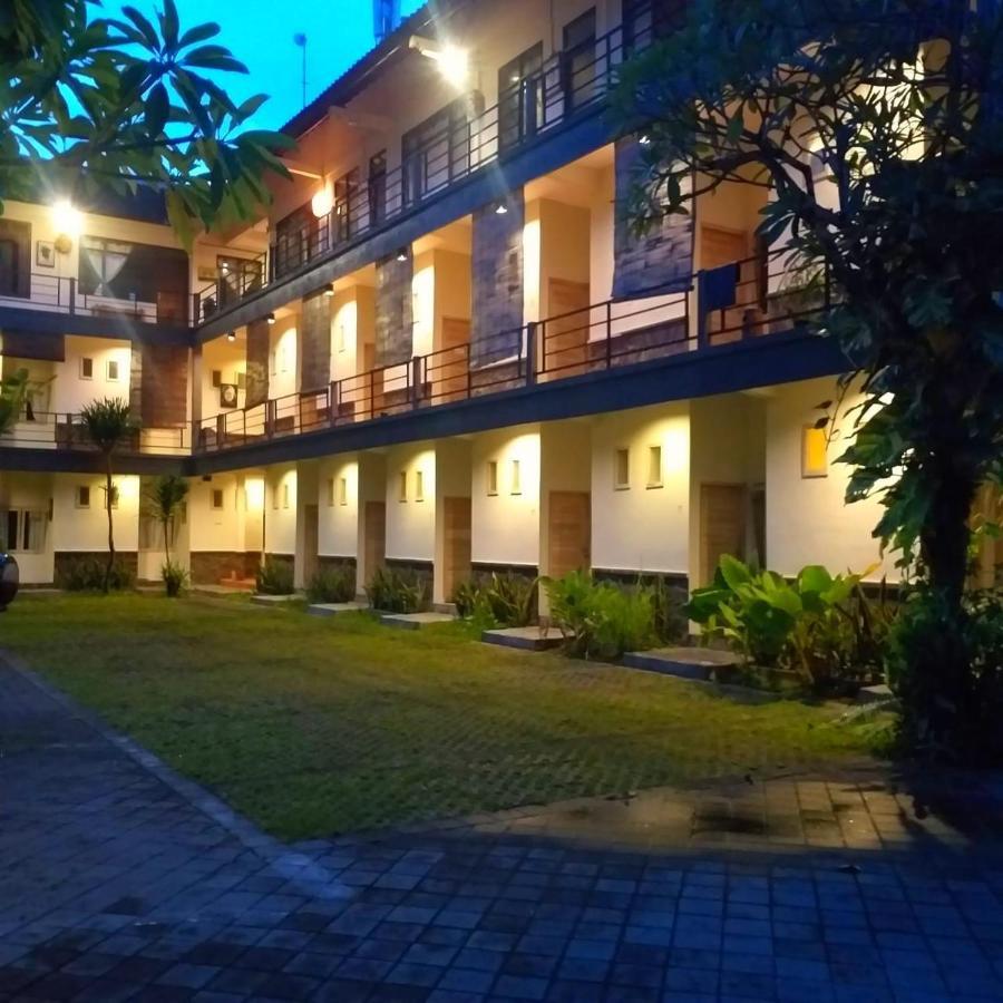 Urbanview Hotel Wayan Mansion Denpasar Exteriör bild