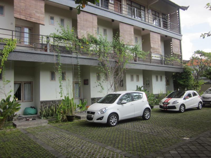 Urbanview Hotel Wayan Mansion Denpasar Exteriör bild