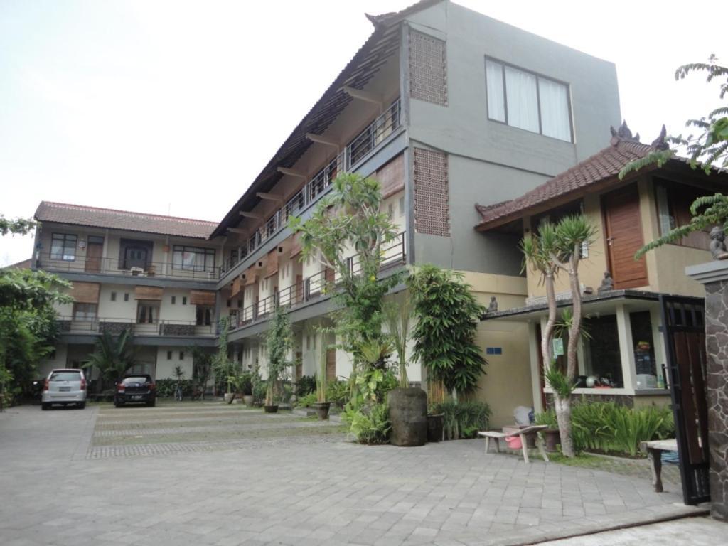 Urbanview Hotel Wayan Mansion Denpasar Exteriör bild