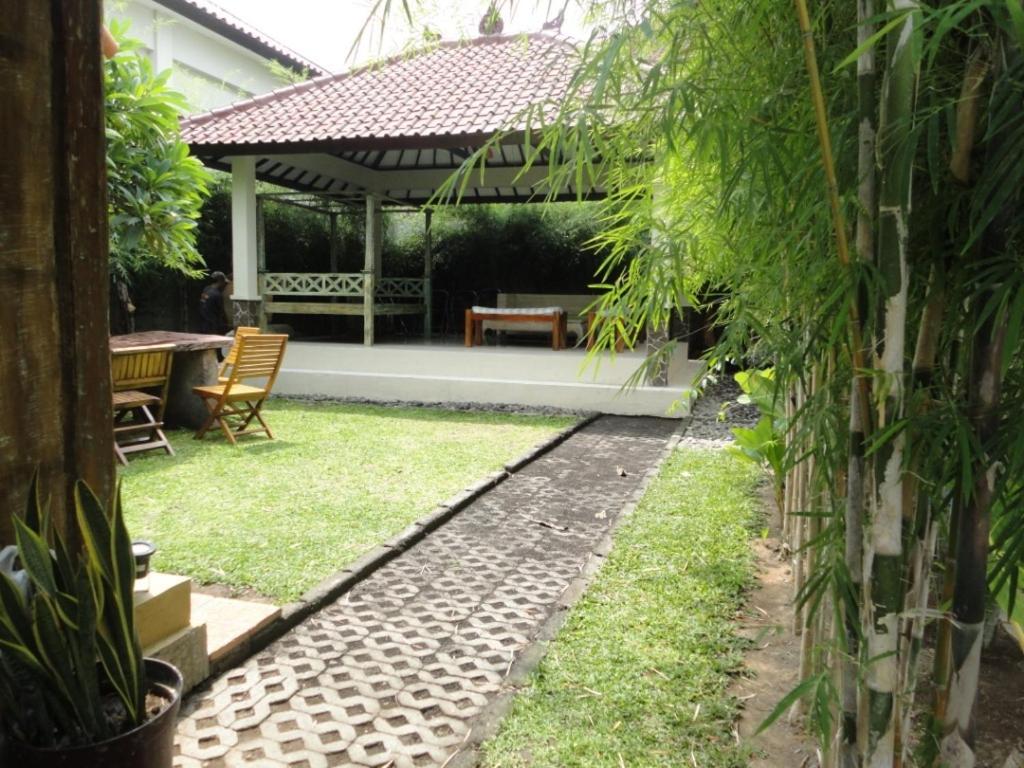 Urbanview Hotel Wayan Mansion Denpasar Exteriör bild